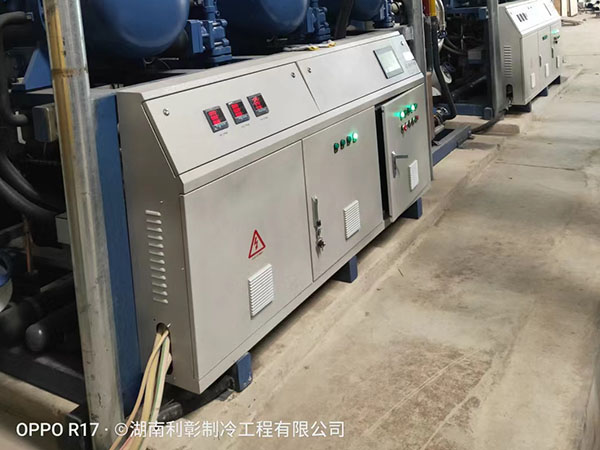 并聯(lián)螺桿制冷機組